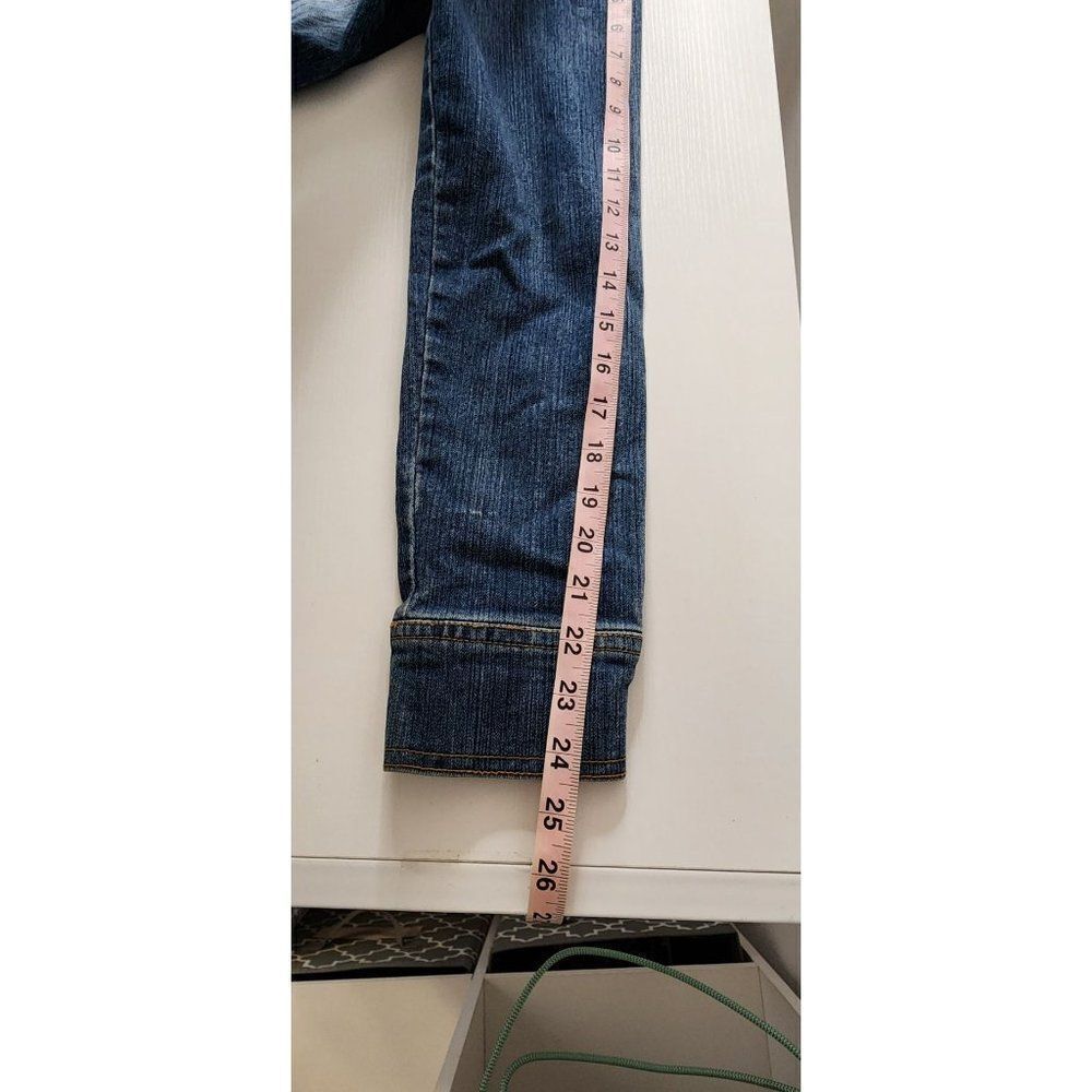 Urban Behavior Women's Hooded Denim Cropped Jacket in a Medium - Picture 7 of 8